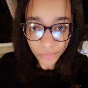 Meet your Posher, Alexis